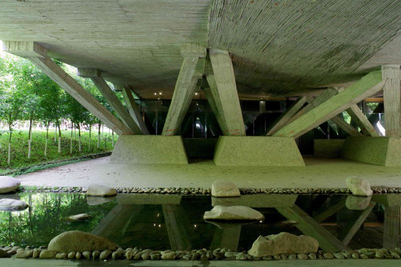 支撐博物館量體的斜撐結構柱與河流的關係；攝影：王進坤