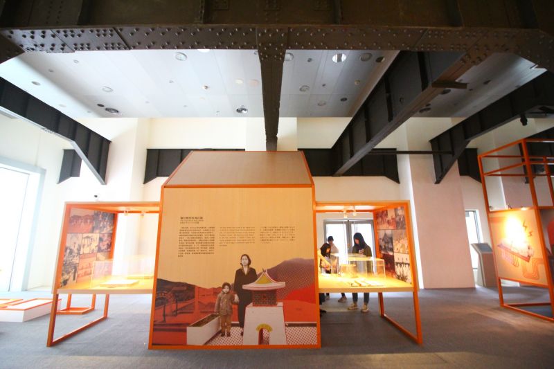 展場以亮橘框架收整相關史料文物，在北火電廠空間內與原有鋼製遺構共存再現，也別有一番對話意味;攝影/吳宜晏