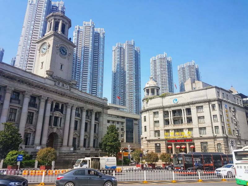 江漢關與好百年飯店與其後的大樓形成強烈的都市化對比(圖片提供：Elliot Yeah)
