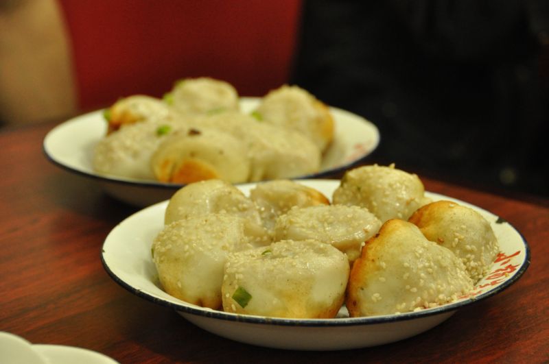 被稱為「上海」國民美食的生煎包，絕對是所有旅客到訪必吃的美味。(圖片來源：Kanegen - 2010 from Flickr)