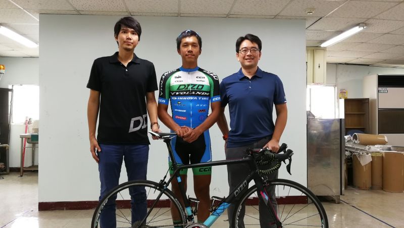 明安BIKE事業部總經理周益男(右)與DIZO品牌經理劉彥良(左)恭賀王家豪(中)選手向更高自行車殿堂邁進。(明安BIKE 提供)