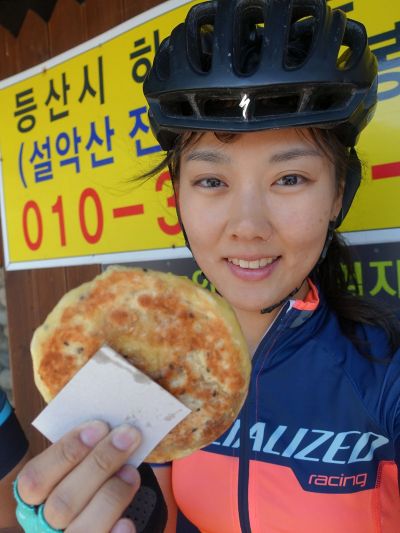 到山頂來罐汽水以及當地傳統的豆沙餅犒賞自己。(賴維屏提供)
