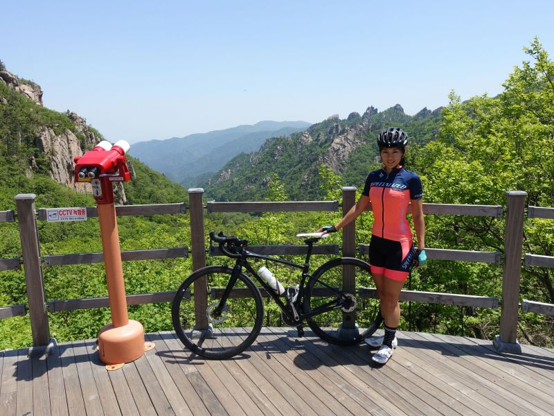 海拔920m的寒溪嶺 這裡是Grandfondo路線第三座山的高點。(賴維屏提供)