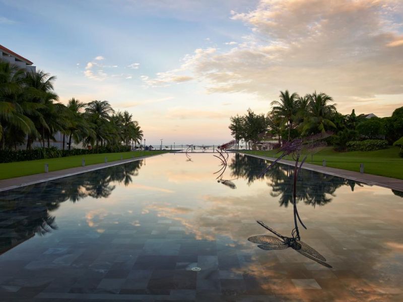 「峴港海灘鉑爾曼度假酒店離峴港」提供無邊際泳池和私人海灘，同時滿足不同喜好的旅客。(圖片由Bookng.com提供)