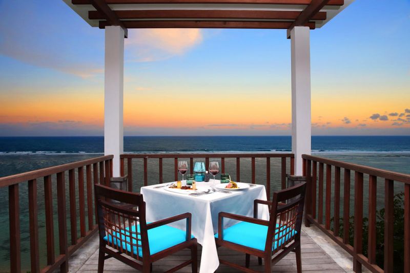 入住「峇里島薩碼貝別墅酒店」，在白色沙灘上享用此生難忘的浪漫晚餐。(圖片由Booking.com提供)
