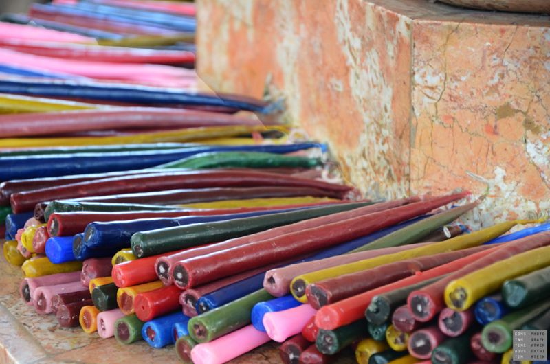 麥哲倫十字架下推放著繽紛的彩色蠟燭。(Photo│flickr CC@Constantine Agustin)