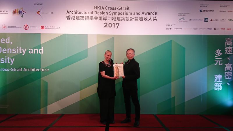 雲林縣古坑鄉草嶺生態地質國小學重建/郭俊沛建築師事務所,由曾成德老師代表領獎;攝影/吳宜晏