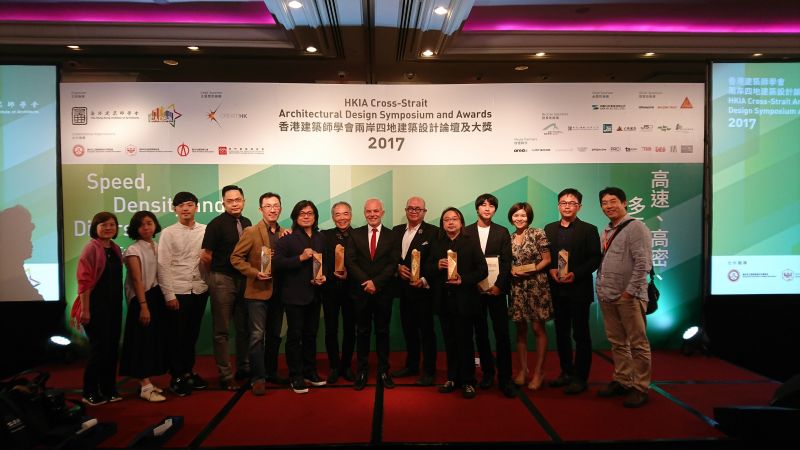 曾成德老師(左七)率領台灣獲獎建築師、參與座談及媒體代表上台合影;圖片提供/香港建築師學會