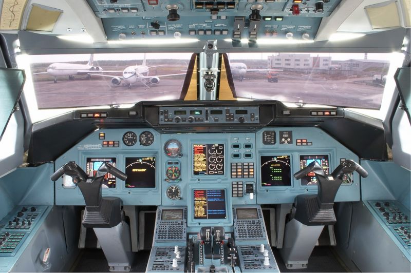 圖-204駕駛艙採用數位化的玻璃座艙設計，Y字形的部分為操縱桿。