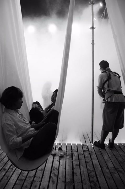 獨特的U型吊椅，提供了陌生與熟悉的兩個人一個談天休憩的空間，伴隨著霧氣繚繞於中庭之間；攝影：黃韋智