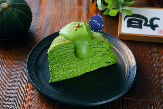 以日本小山園若竹抹茶粉製成的千層蛋糕，外表內斂卻令人回味無窮。（林勝中攝）