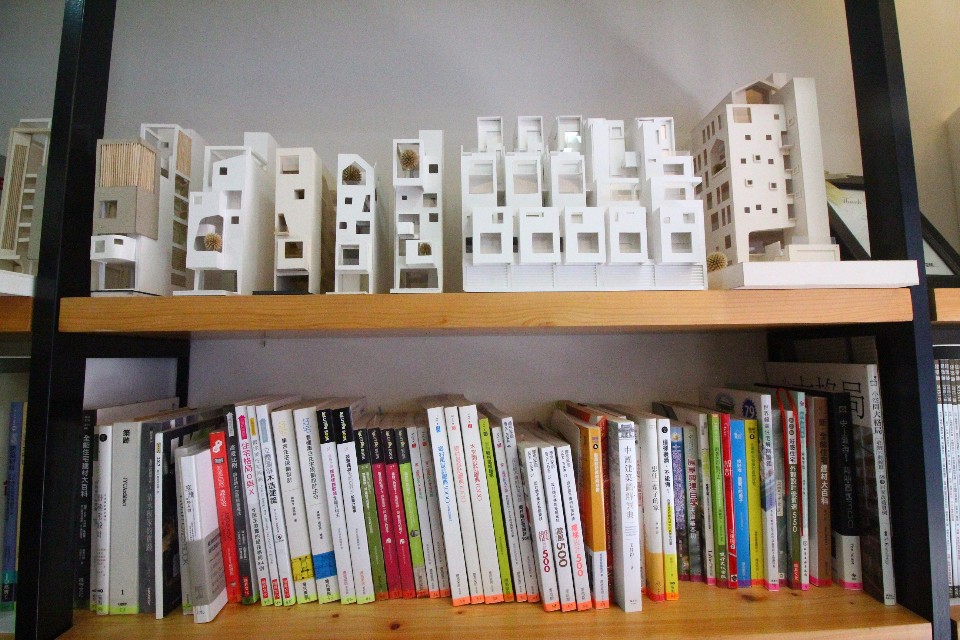 相關住宅設計模型及媒體報導書架牆一景;攝影/吳宜晏