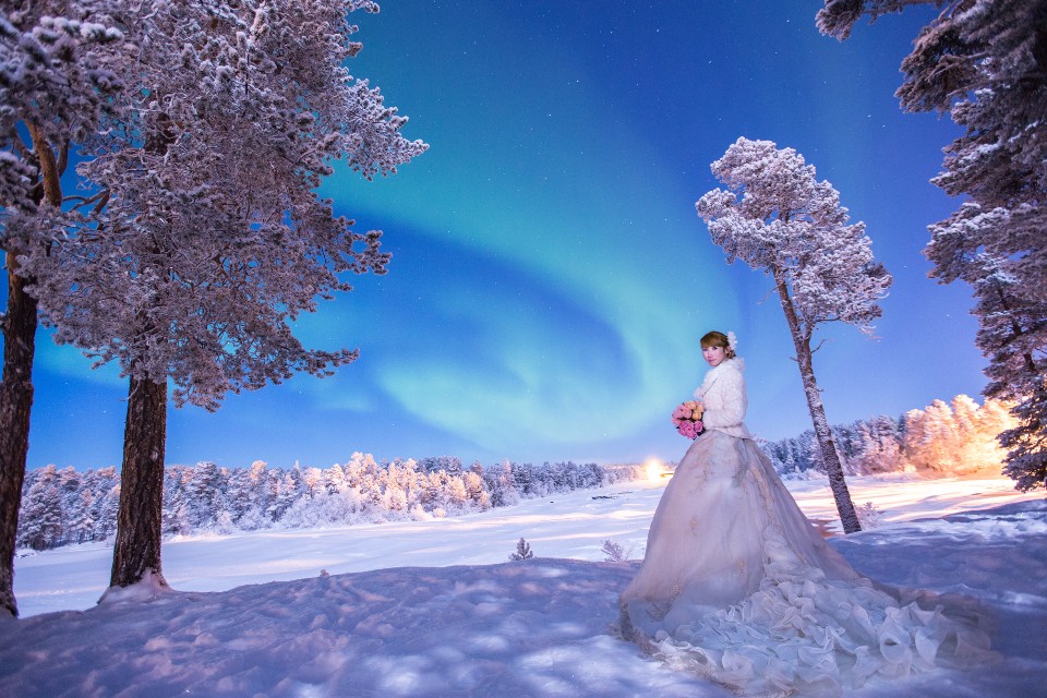 芬蘭伊納里伊納里河畔的第一張極光婚紗。(Photo | 貝琪梨 )
