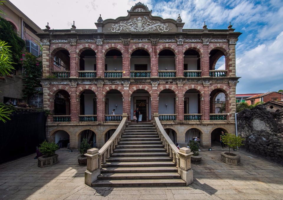  這種圓形拱廊樓設計(Veranda Colonial Style)是她的殖民地時期特色。