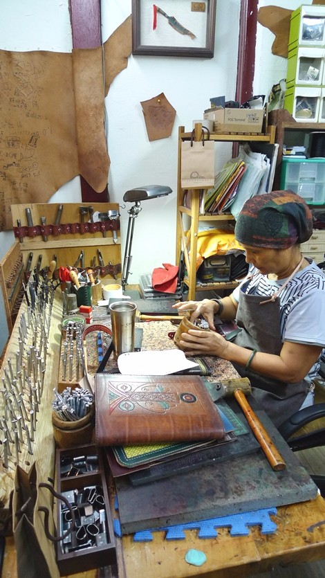 來到烏瑪皮雕工作坊，可以跟Ｕｍａ老師特別量身訂製皮飾物件，賦予深刻意義。（圖／薛琳云）