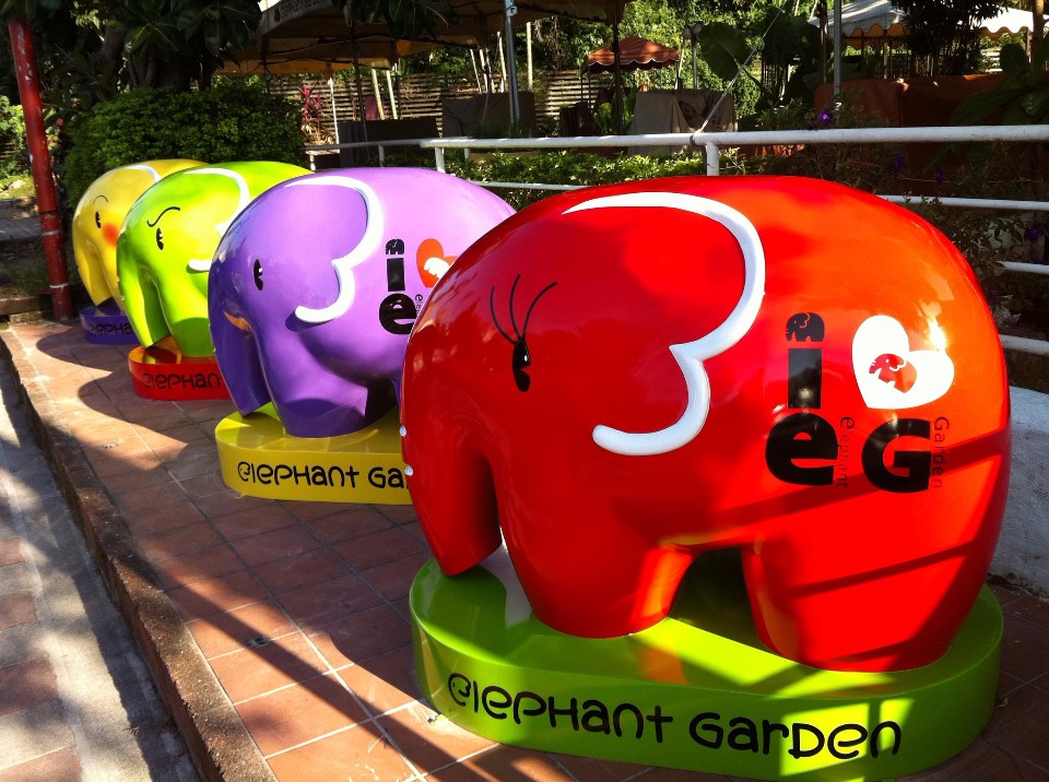 店門口四隻繽紛的大象公仔，和大小朋友say hi。（圖片提供／象園咖啡）