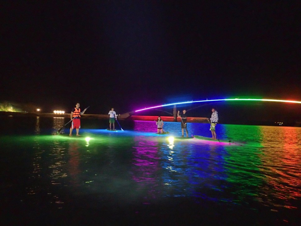 夜晚在彩虹橋前划槳。（圖／旅途中）
