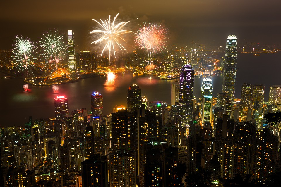 香港的夜景與煙火(圖片來源:123RF)