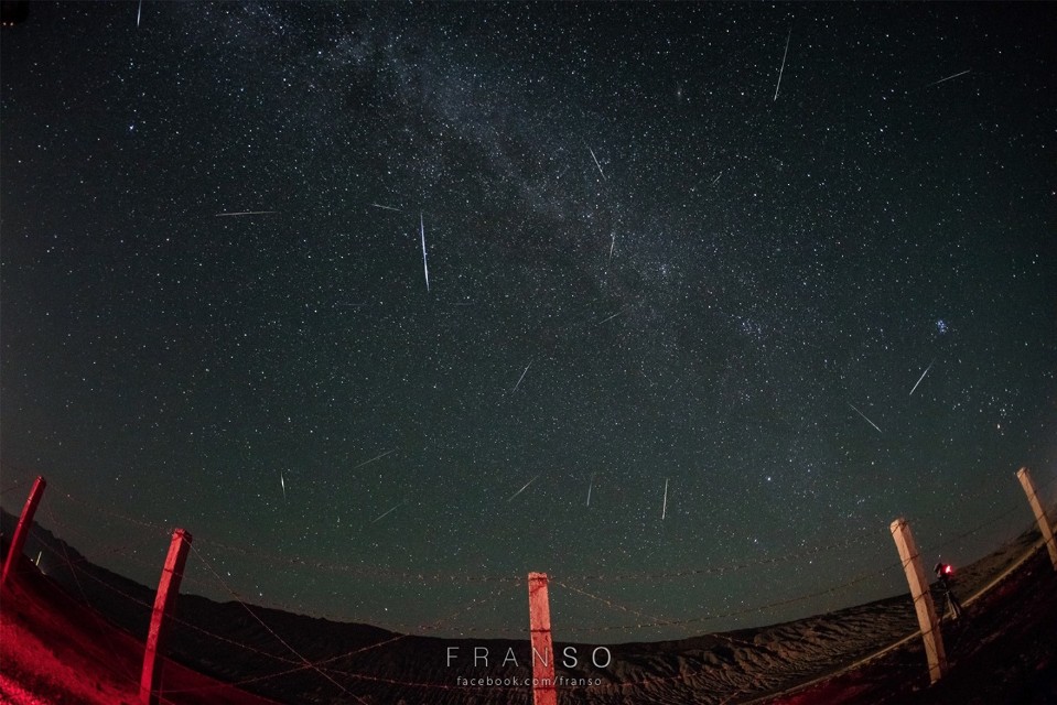 2015年8月英仙座流星，向東北的輻射點拍攝三小時，效果一般，於中國新疆拍攝 ©franso