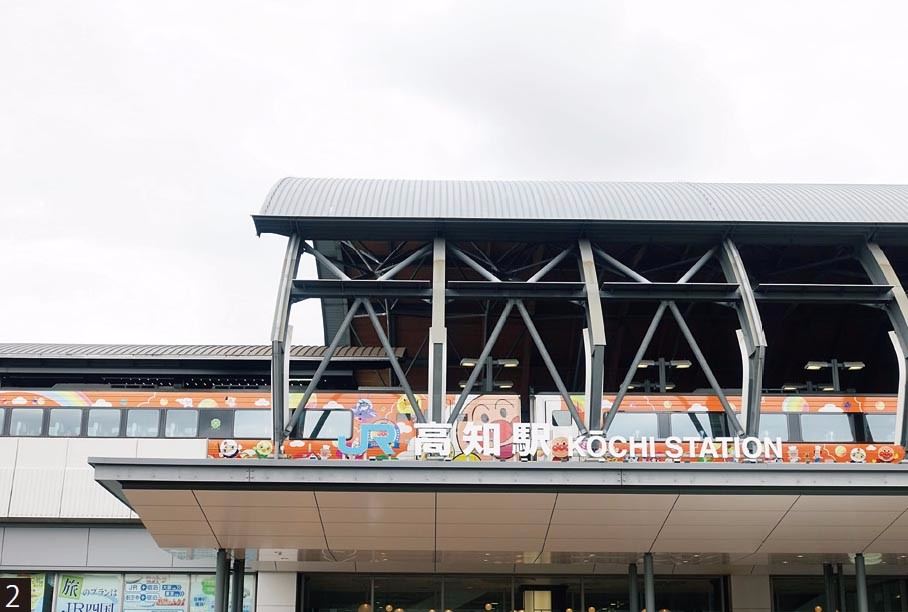 JR高知站與停在月台的麵包超人列車（圖片來源：創意市集）