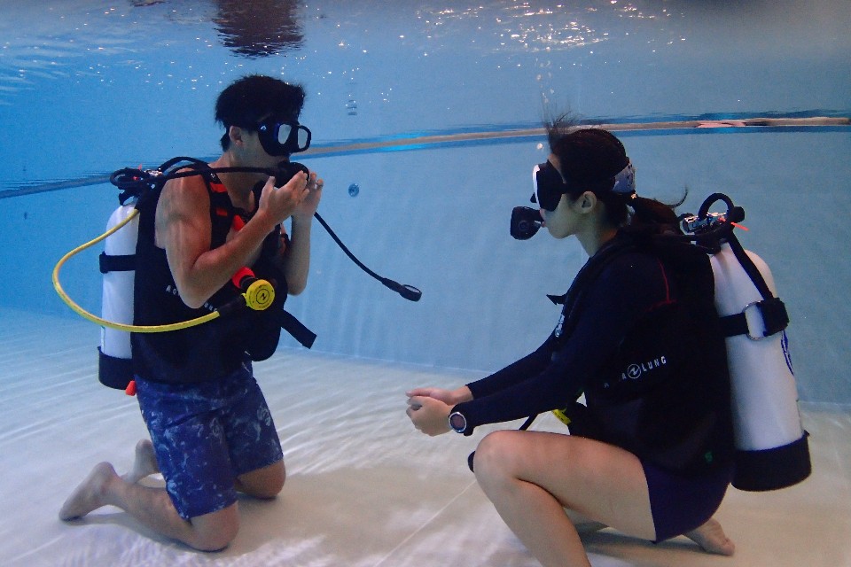 在水下一一演練潛水技巧（圖片提供／欣傳媒）