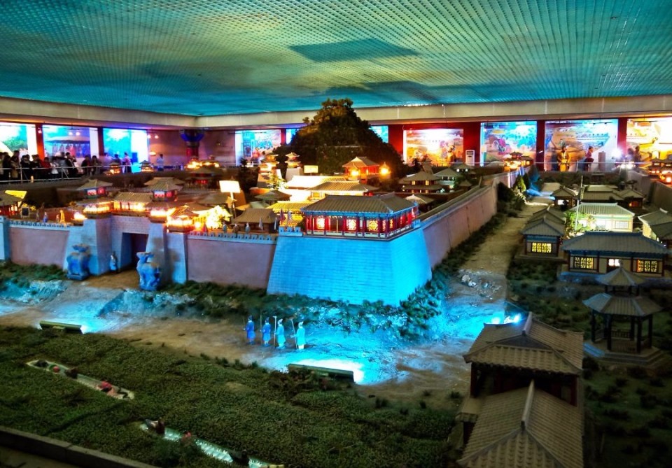 秦陵地宮展覽館復原秦陵、秦始皇時代模型。(圖片來源革西網)