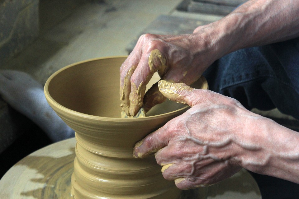 陶藝家的雙手，總有著細緻的紋路