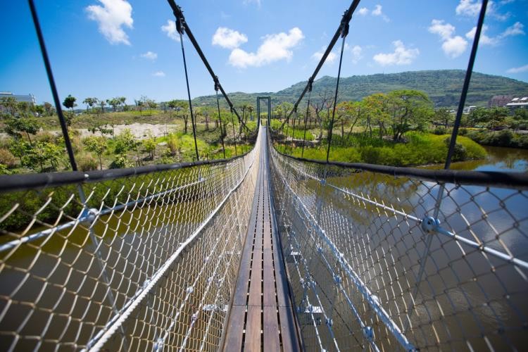 「中都愛河濕地公園」園區內的吊橋設施。（圖片來源／高雄旅遊網）