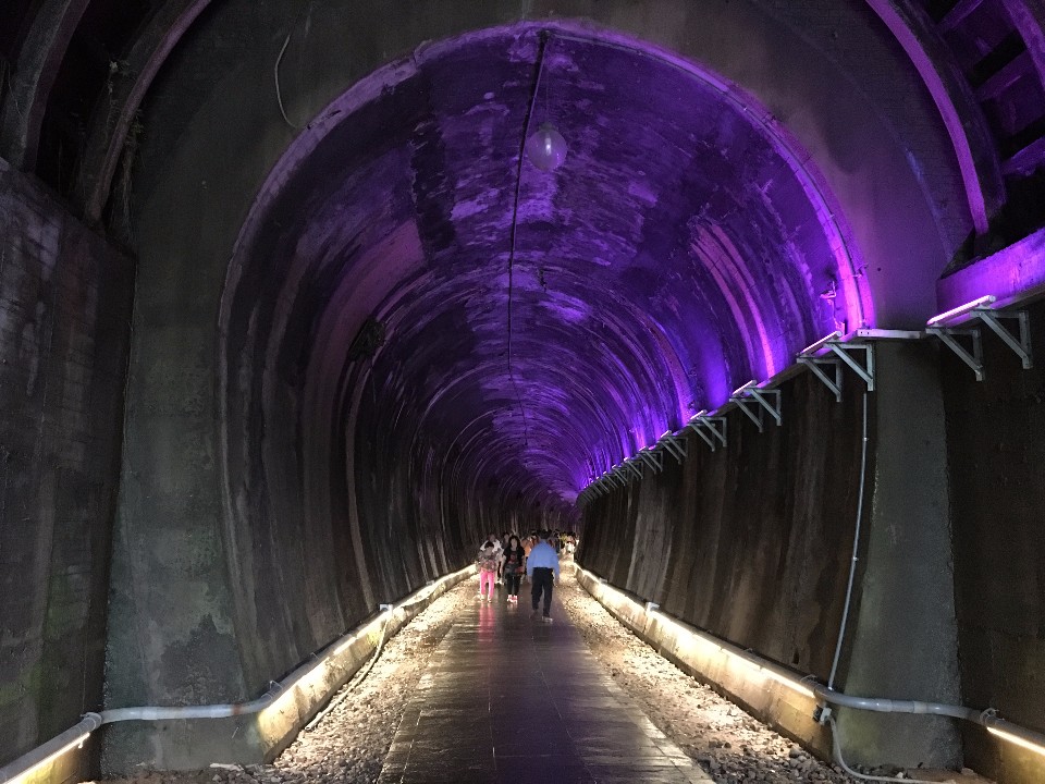 功維敘隧道內設有繽紛的七彩燈光，十分吸睛！（圖片提供／欣傳媒）