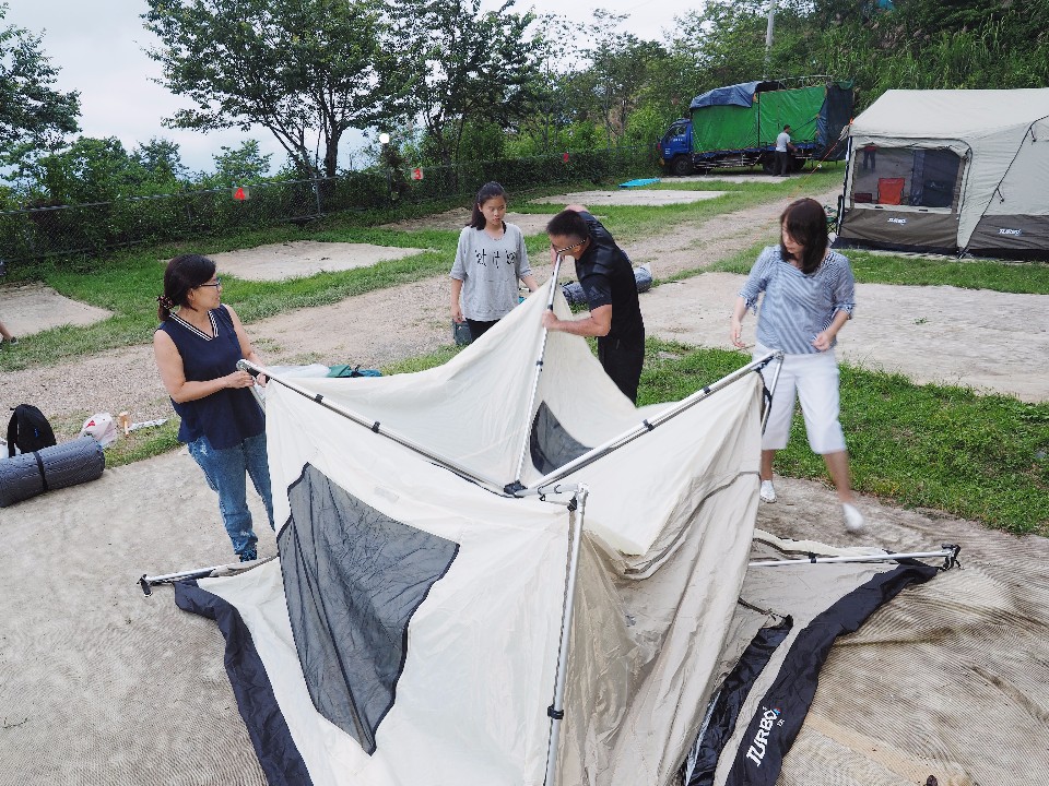 MIT的TURBO TENT帳篷，讓露營菜鳥也能輕鬆上手。（攝影／劉宸嘉）