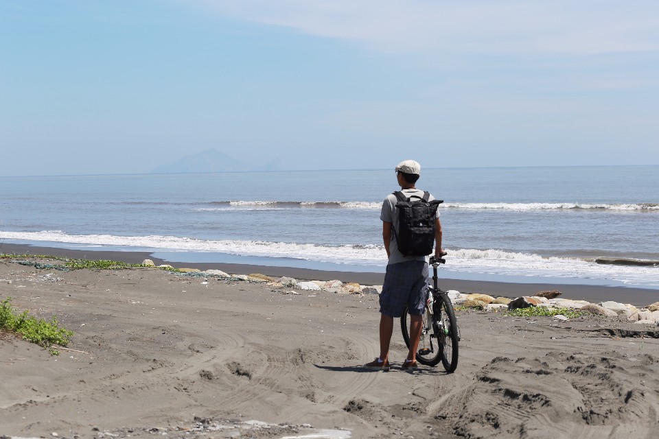 新水自行車道旁走下沙灘遠眺龜山島。 (photo by Cliff)