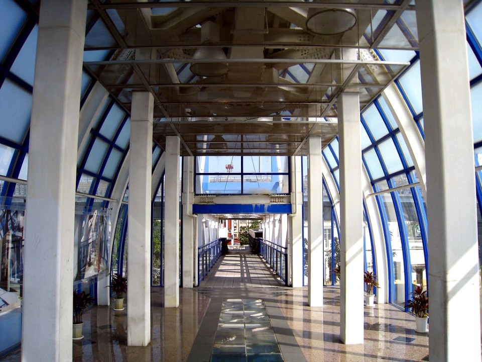 高雄願景館的空中樓閣，呈現現代設計感。（Flickr授權作者－Silent Rain）
