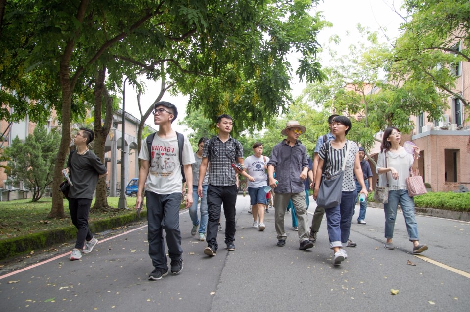 徐明松老師帶領學員在校園走訪建築;圖片提供:台大藝文中心