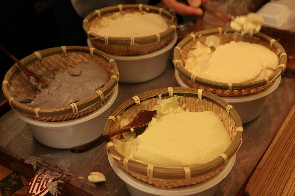 手中製作的豆腐。