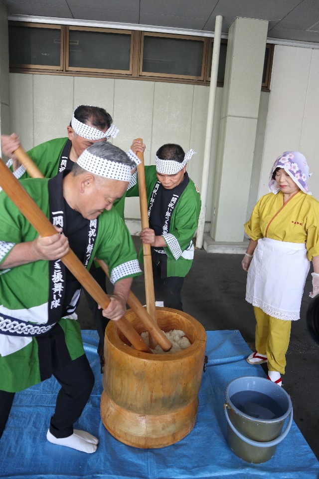 當地居民現場示範傳統搗麻糬的製作方式。