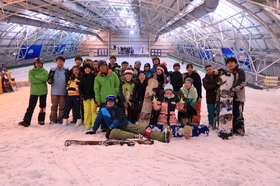 小叮噹包場滑雪新玩法 萬聖節變裝再抽滑雪板 欣傳媒