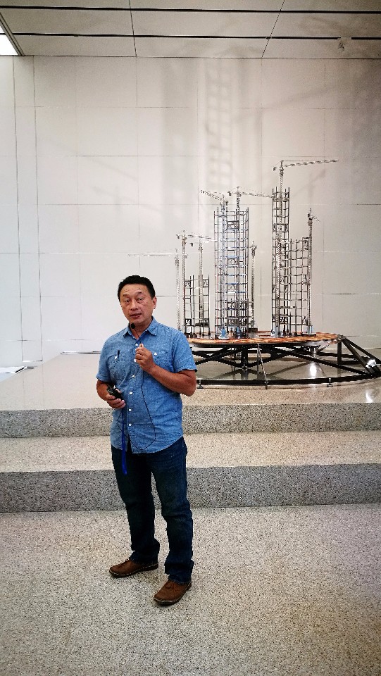 藝術家徐瑞憲介紹《城市風景》的設計概念;攝影:王進坤