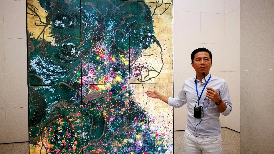 由策展人胡朝聖導覽忠泰總部大樓藝術作品;攝影:王進坤