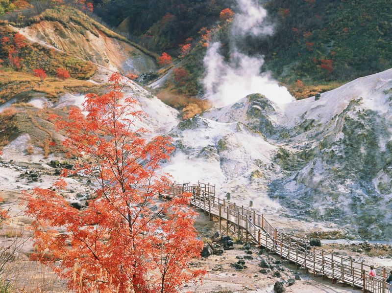 楓紅燃起魔鬼棲息荒地日本登別溫泉地獄谷 欣傳媒