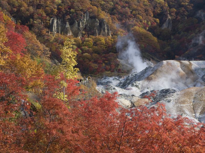 楓紅燃起魔鬼棲息荒地日本登別溫泉地獄谷 欣傳媒