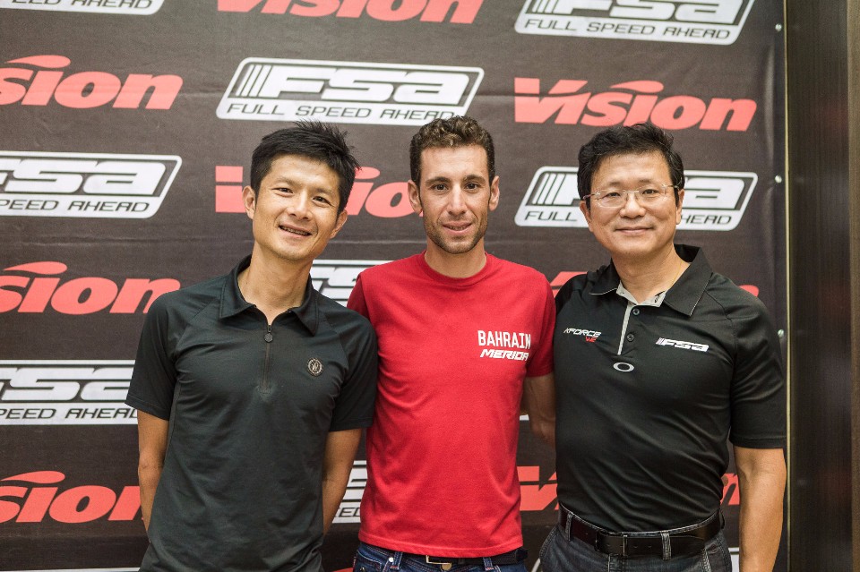 台灣最強速人范永奕(左)、Vincenzo Nibali(中)、FSA台灣總經理Douglas(右)。  (FSA提供)