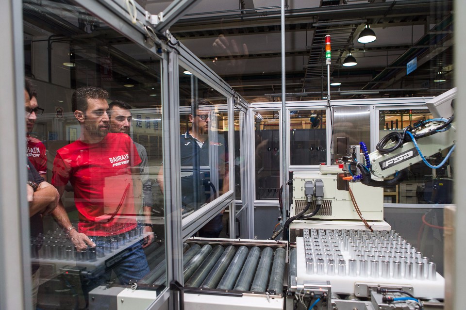 Nibali參訪用於生產齒盤心軸的自動機器手臂。 (FSA提供)