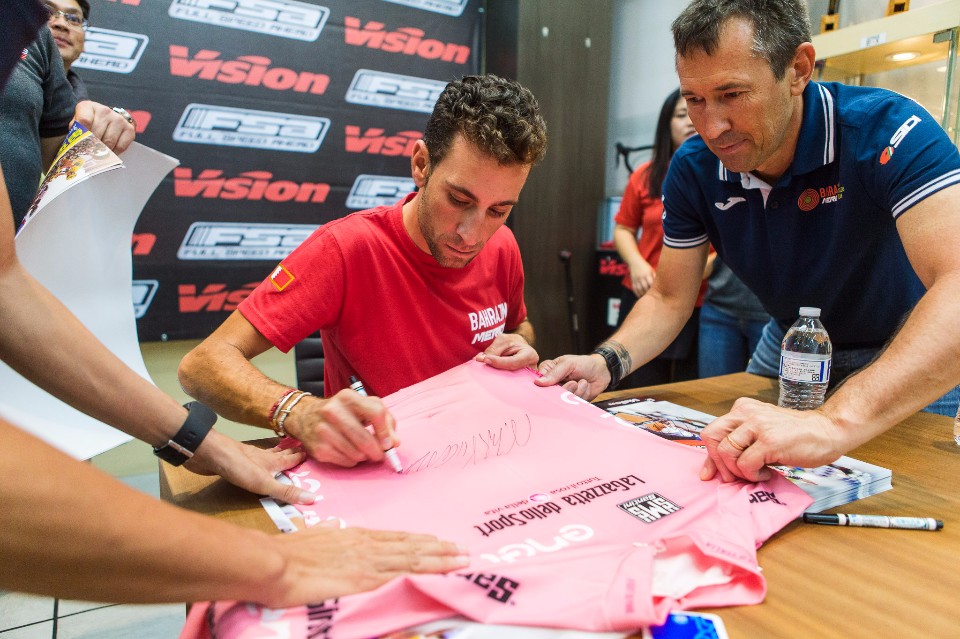 Nibali簽名於象徵於環義總冠軍的粉紅衫。 (FSA提供)