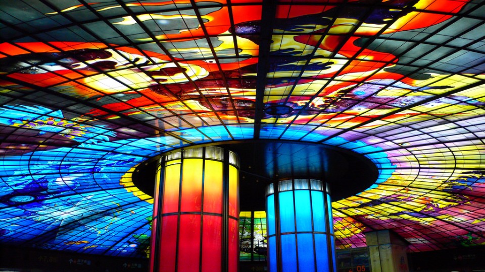 絢麗斑斕的「光之穹頂」，是全球最大一體成型的玻璃公共藝術作品。（Flickr授權作者－T.CSH）