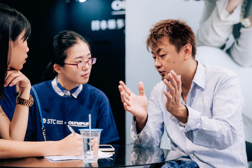 我會覺得自己的角色或許也像是個導演,只是說是在創作「比較小部的電影」,差別在於編劇、打光以及所有細節的工作我都得自己來罷了/圖攝 楊小尾