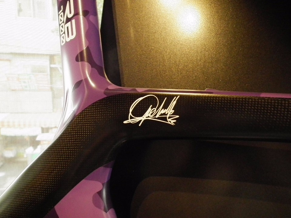 除了Cipollini的簽名，還能在車架放上你自己的簽名。(弱腳哈洛德攝)