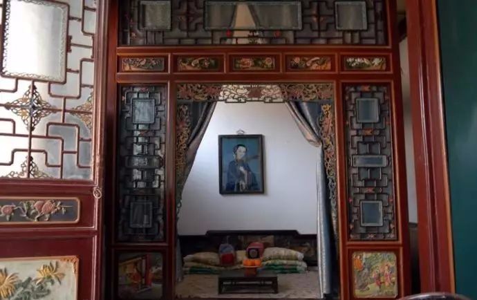 周家大院,雕花木床床頭牆上所掛的畫中人就是傳奇人物周瑩(圖:擷取自read01.com)