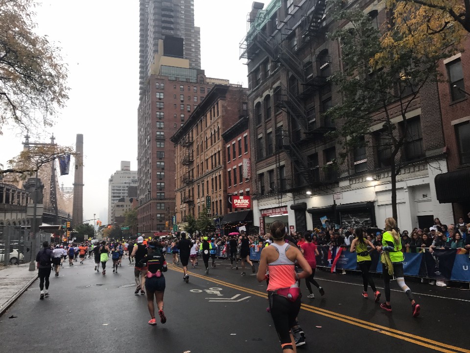 即使是下雨天，路旁還是滿滿的加油觀眾，果然是最吵最好玩的馬拉松