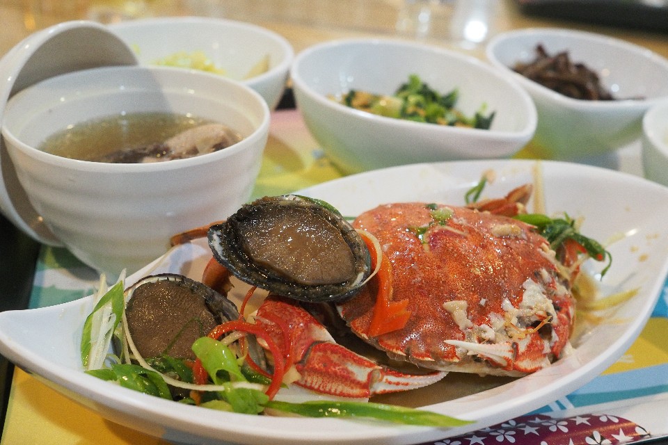 藍灣也有無菜單料理可選，端看當天從海裡捕撈起來的主菜是什麼，新鮮無法檔。