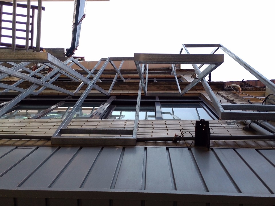 扁鐵框架的架設；圖片提供：里埕設計工坊